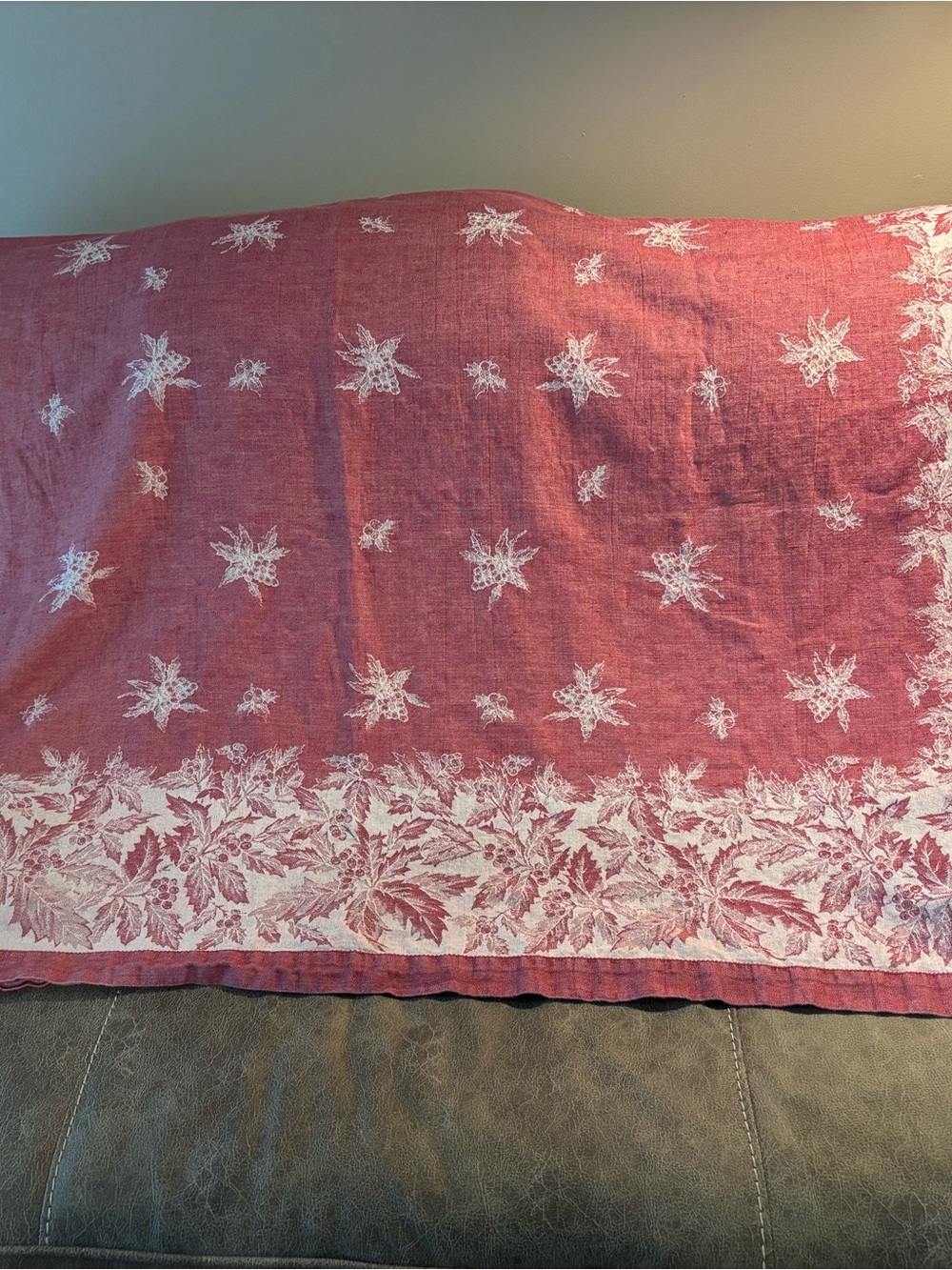 Williams Sonoma Holiday Red/White  Linen Tablecloth 70x90in